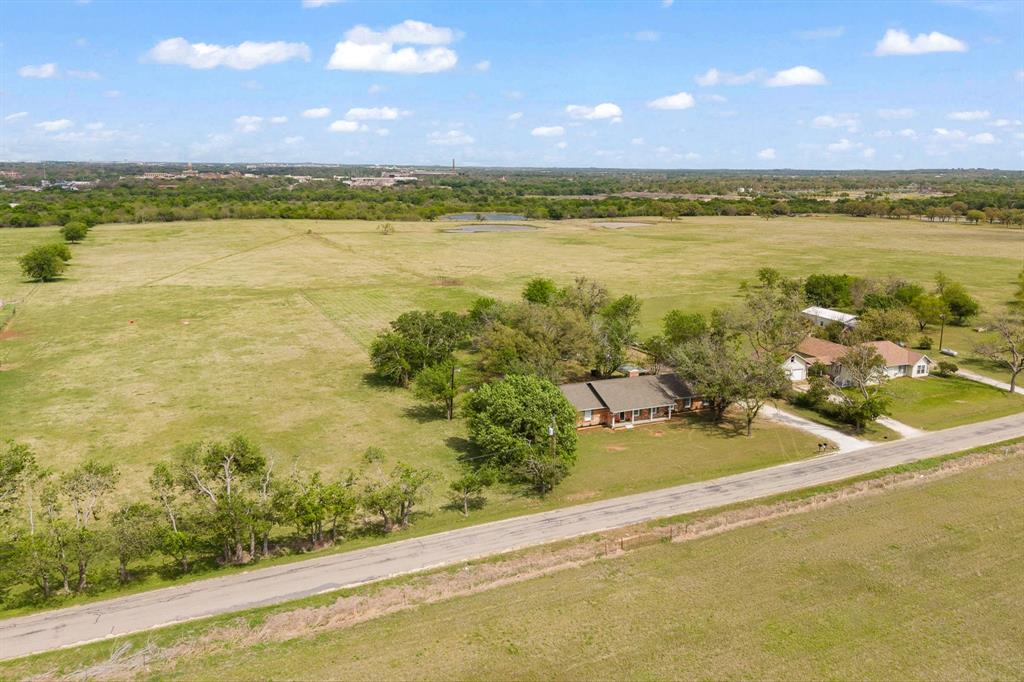 401 Edgewood Lane Cleburne, TX 76031 - Photo 4 of 39 a view of an ocean and beach
