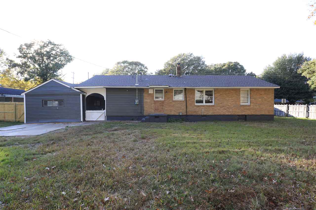 786 North Mendenhall Road Memphis, TN 38122 - Photo 3 of 14 a view of a house with a yard