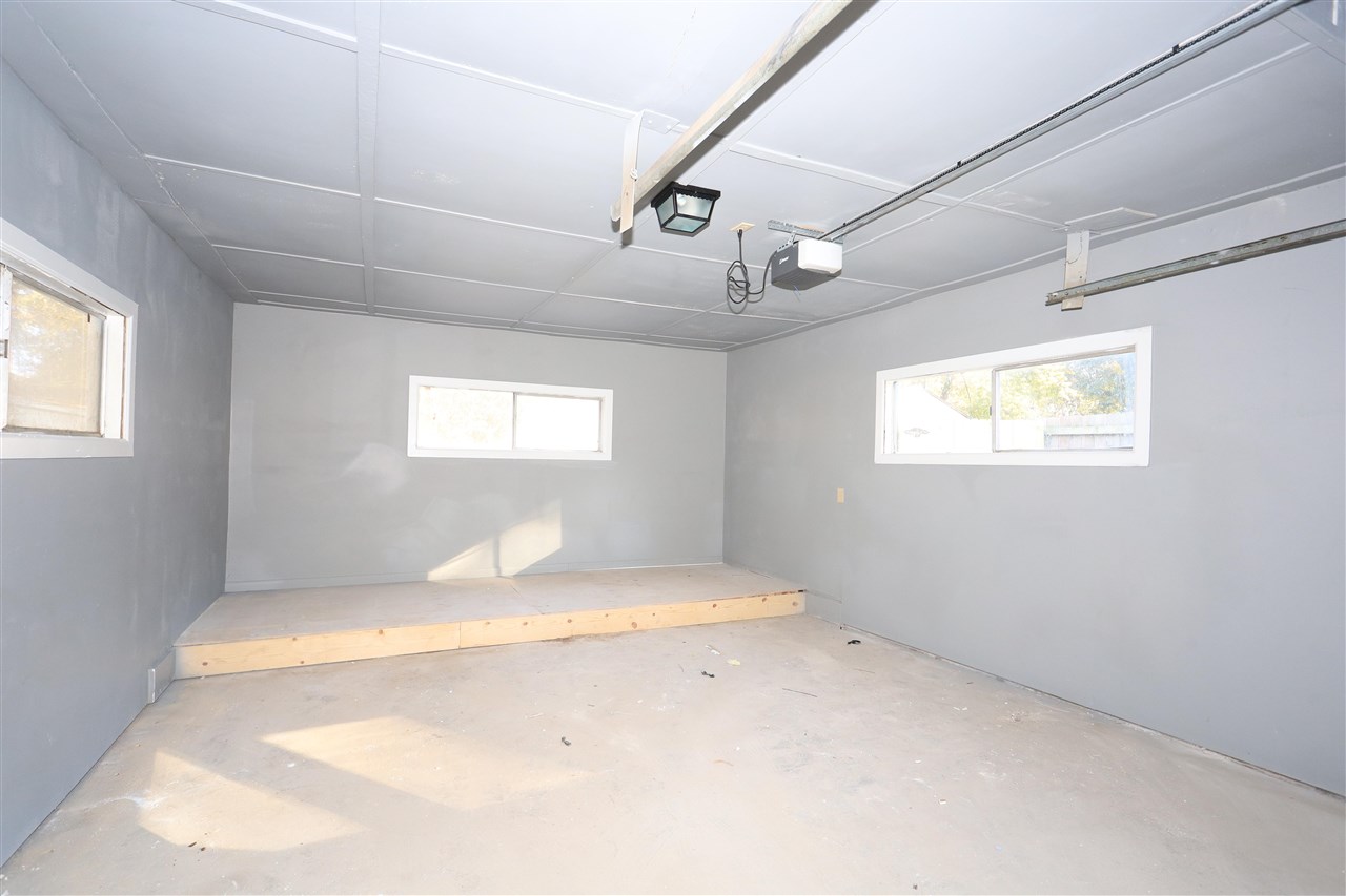 786 North Mendenhall Road Memphis, TN 38122 - Photo 4 of 14 a view of empty room with window