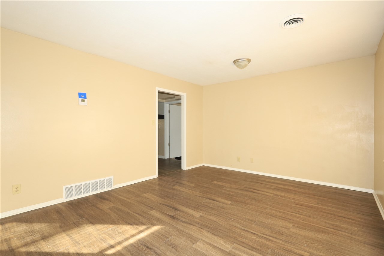 786 North Mendenhall Road Memphis, TN 38122 - Photo 5 of 14 a view of an empty room