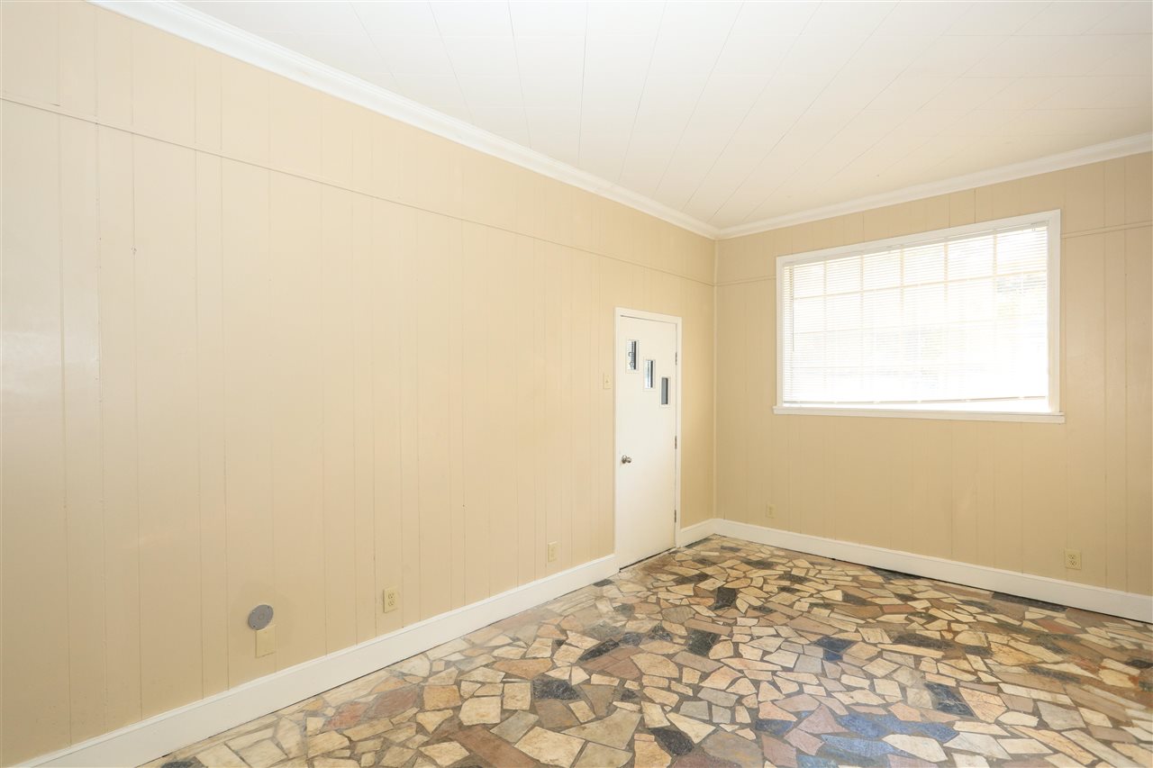 786 North Mendenhall Road Memphis, TN 38122 - Photo 8 of 14 a view of a room with a window