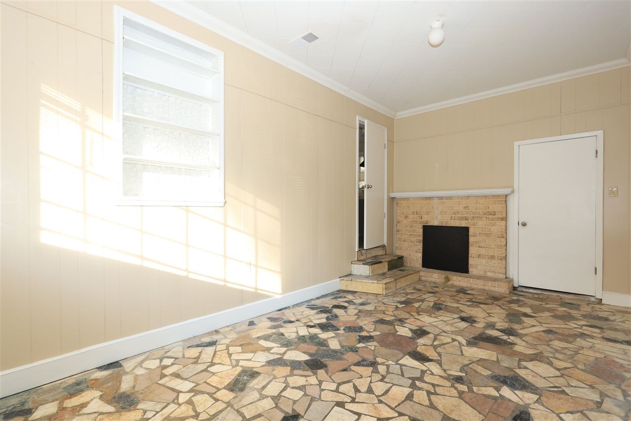 786 North Mendenhall Road Memphis, TN 38122 - Photo 9 of 14 a view of empty room with a fireplace