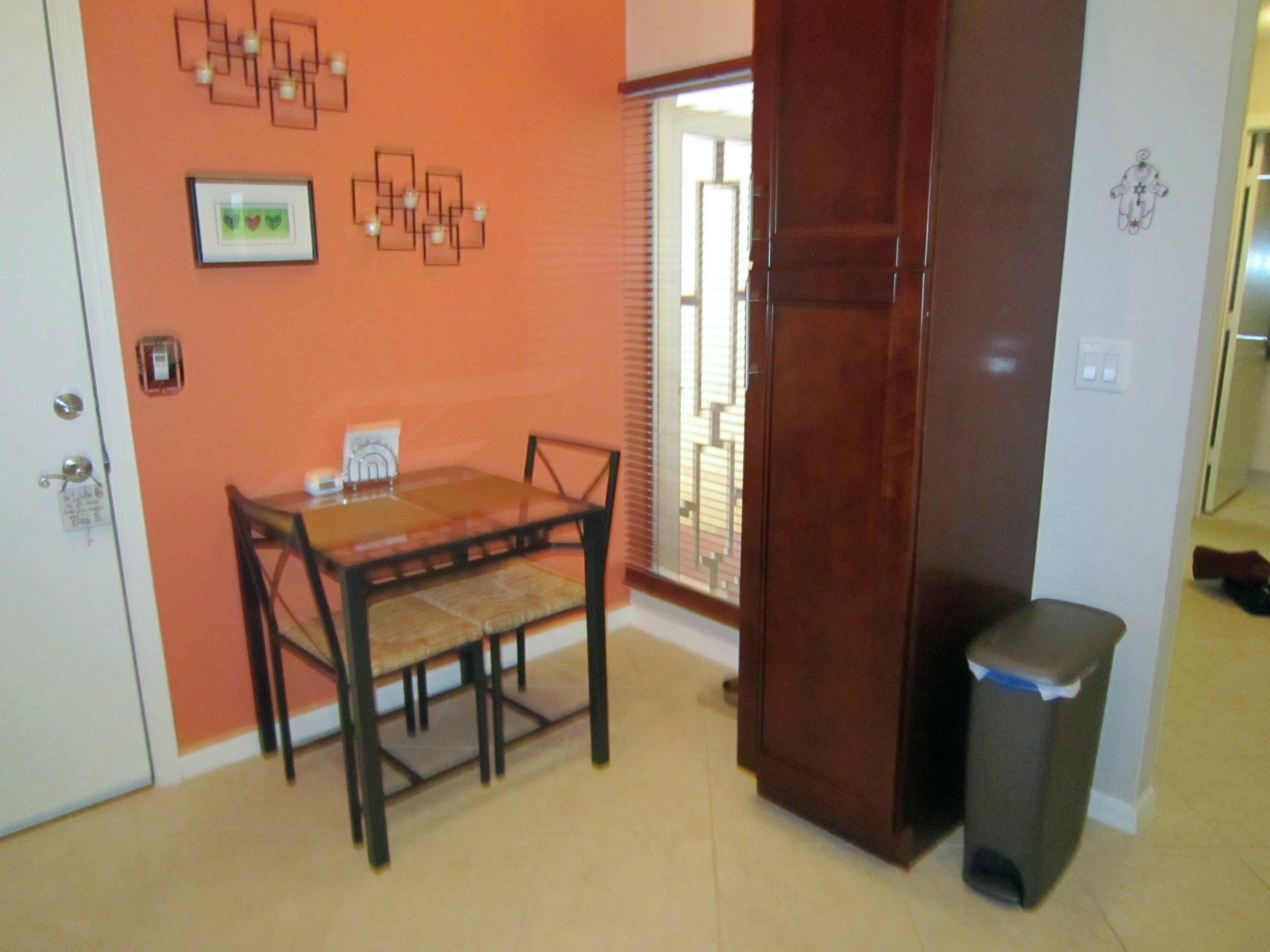 Kitchen Eat-In Area