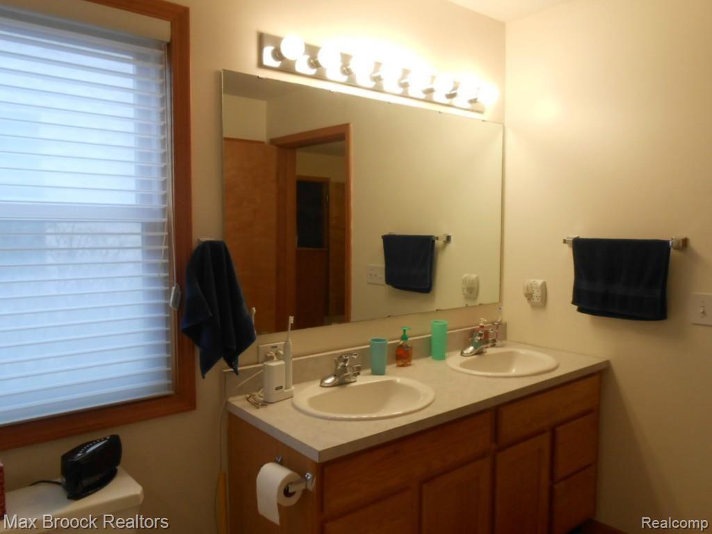 1872 East Hamlin Road Rochester Hills, MI 48307 - Photo 8 of 45