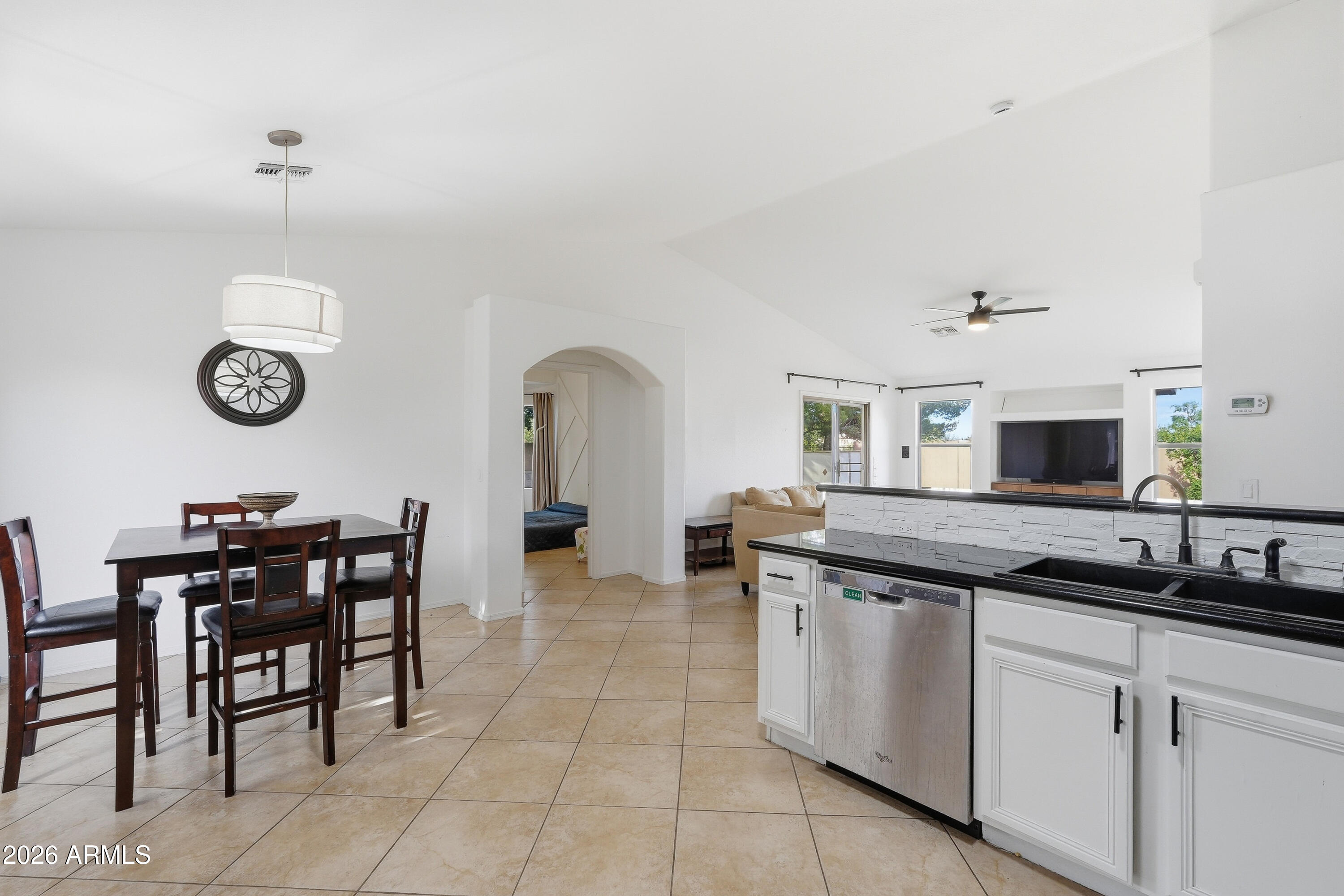 2628 East Beverly Road Phoenix, AZ 85042 - Photo 8 of 26 High Ceilings