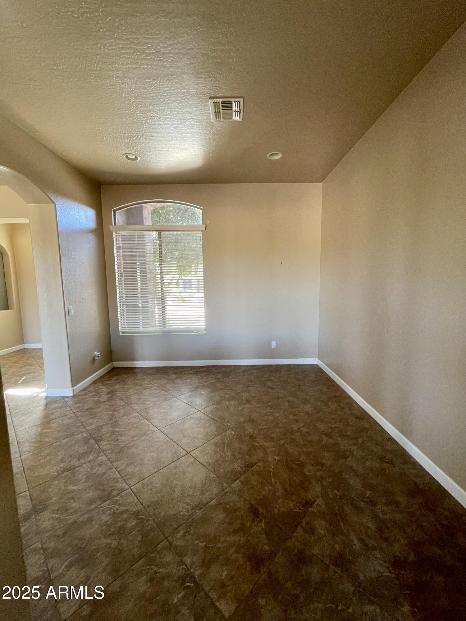 2206 West Eagle Feather Road Phoenix, AZ 85085 - Photo 7 of 21 IMG_4079 (1)