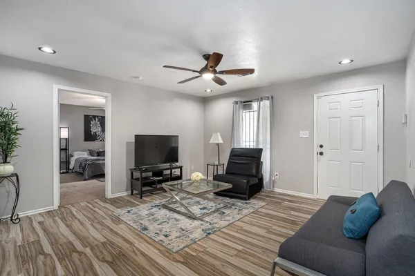 $2,300 | 1474 County Road 105, Columbus, TX 78934