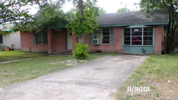 $1,100 | 908 West Youst Street, Beeville, TX 78102