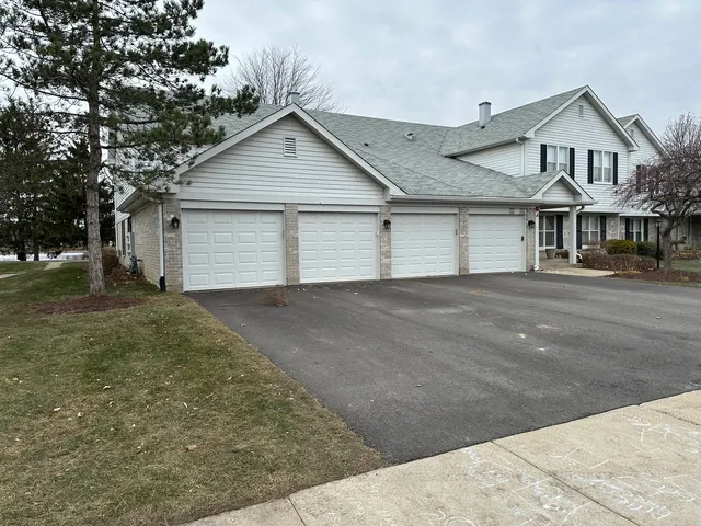 $2,750 | 1250 North Streamwood Lane, Unit 338, Vernon Hills, IL 60061
