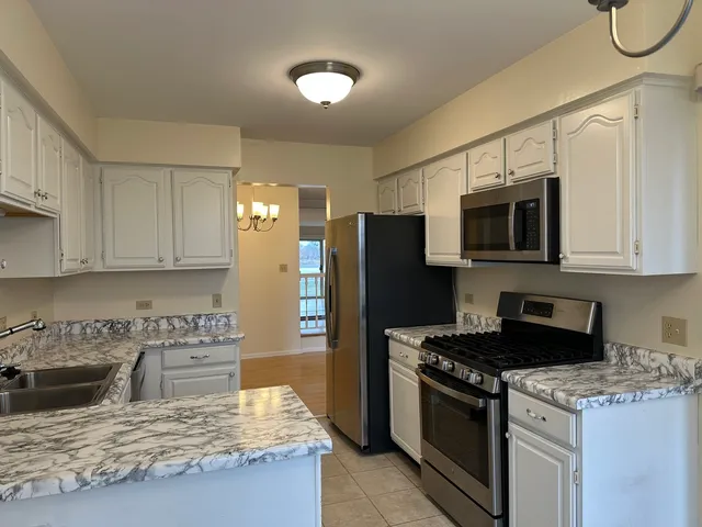 $2,750 | 1250 North Streamwood Lane, Unit 338, Vernon Hills, IL 60061