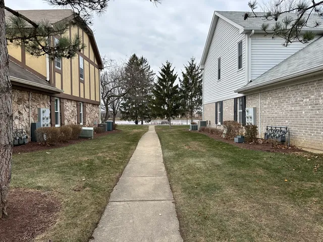 $2,750 | 1250 North Streamwood Lane, Unit 338, Vernon Hills, IL 60061