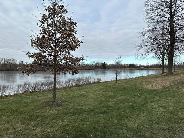 $2,750 | 1250 North Streamwood Lane, Unit 338, Vernon Hills, IL 60061