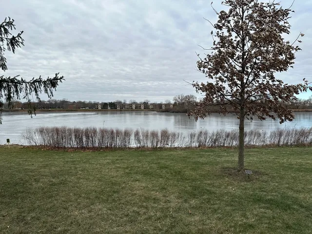 $2,750 | 1250 North Streamwood Lane, Unit 338, Vernon Hills, IL 60061