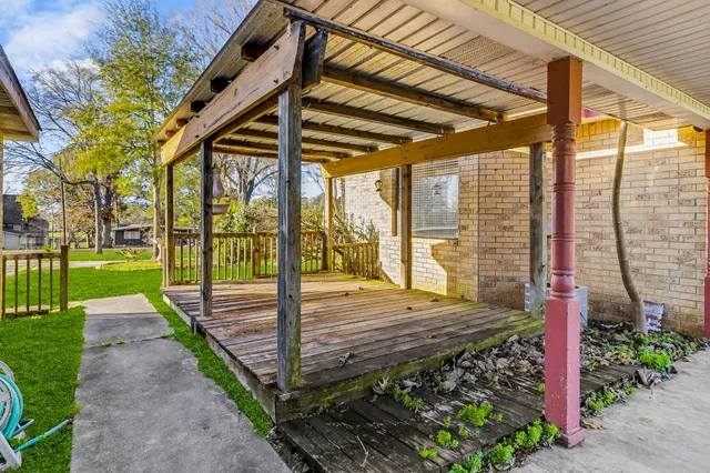 a view of an outdoor space