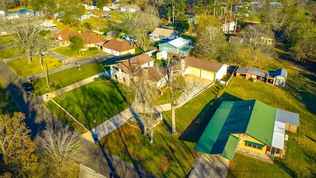 a view of a yard with plants