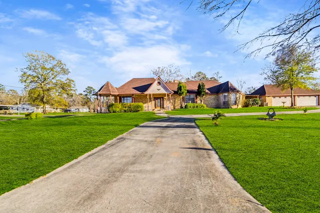 a view of a house with a yard