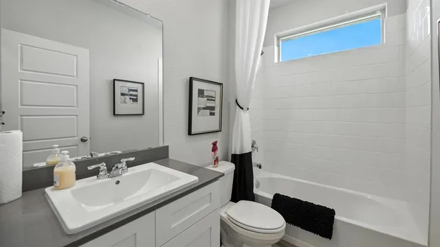 $349,990 | 913 Hollyn Drive, Decatur, TX 76234