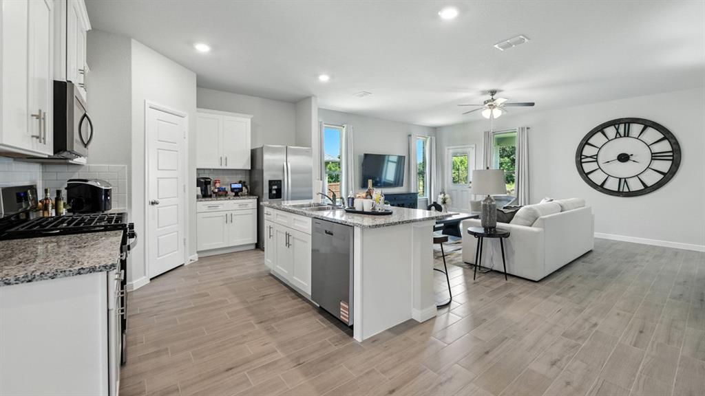 913 Hollyn Drive Decatur, TX 76234 - Photo 3 of 33