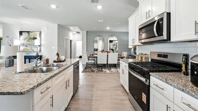 $349,990 | 913 Hollyn Drive, Decatur, TX 76234