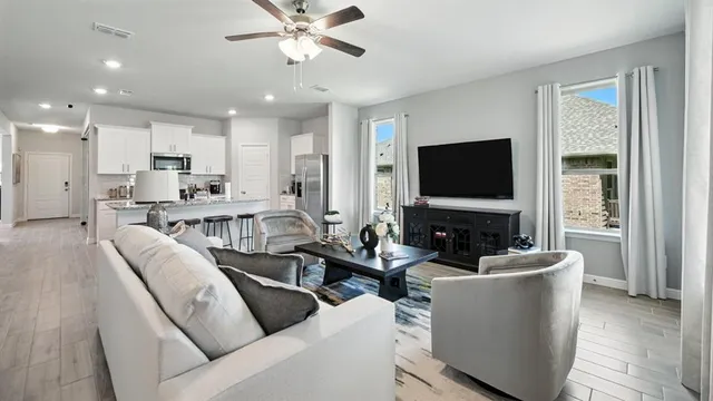 $349,990 | 913 Hollyn Drive, Decatur, TX 76234