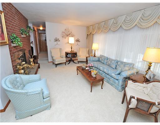 115 Adele Road Pittsburgh, PA 15237 - Photo 6 of 18 Living Room.