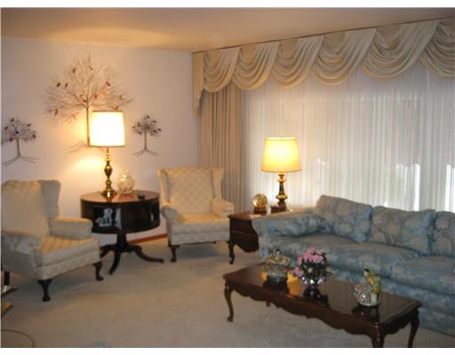 115 Adele Road Pittsburgh, PA 15237 - Photo 7 of 18 Living Room.