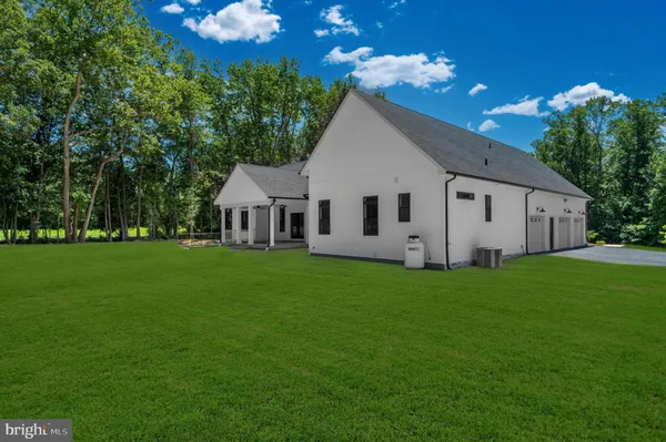 a view of a house with backyard