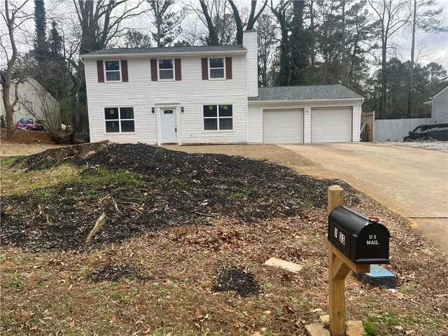 a view of a house with backyard