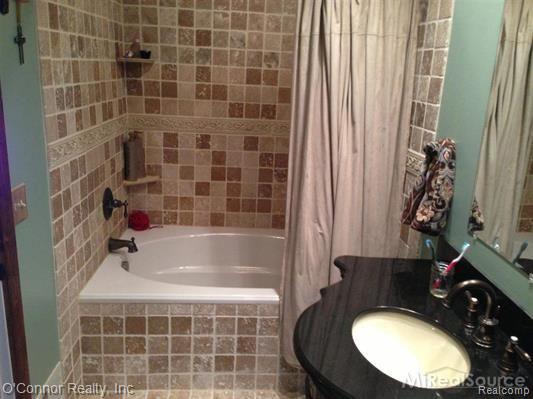 7527 Frith Road Columbus, MI 48063 - Photo 11 of 17 7527 Frith Road - master bath.jpg