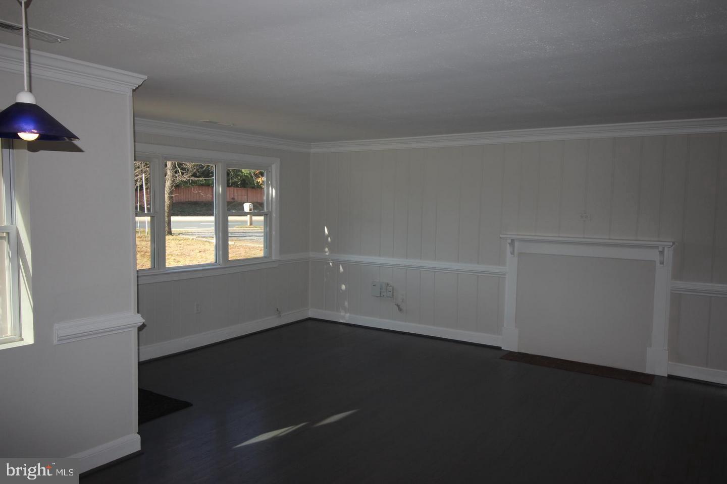 3735 West Ox Road Fairfax, VA 22033 - Photo 14 of 28 Living Room