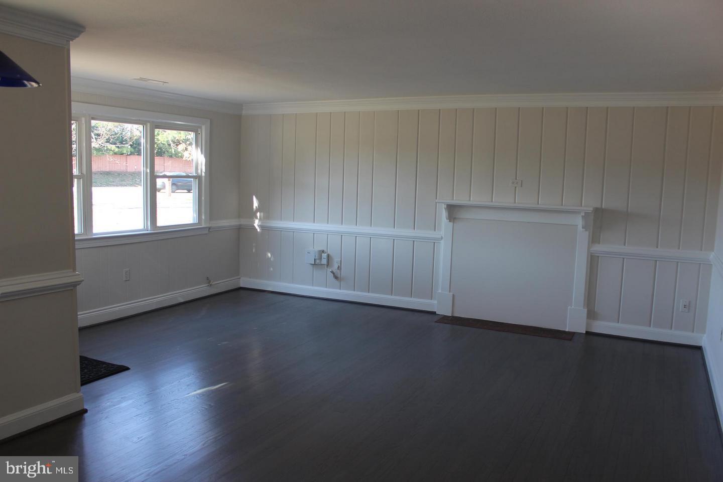3735 West Ox Road Fairfax, VA 22033 - Photo 9 of 28 Living Room