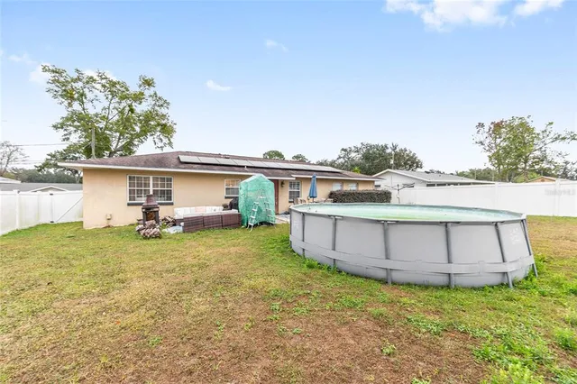 a view of a house with backyard
