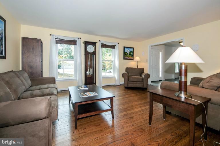 9014 Edgepark Road Vienna, VA 22182 - Photo 12 of 29 Living Room