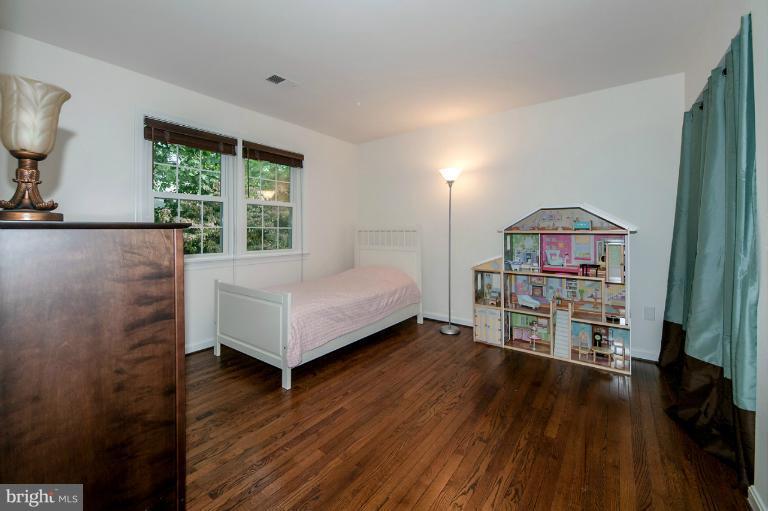 9014 Edgepark Road Vienna, VA 22182 - Photo 16 of 29 Bedroom 3