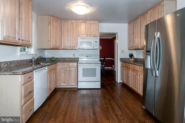 9014 Edgepark Road Vienna, VA 22182 - Photo 17 of 29 Chef's Kitchen
