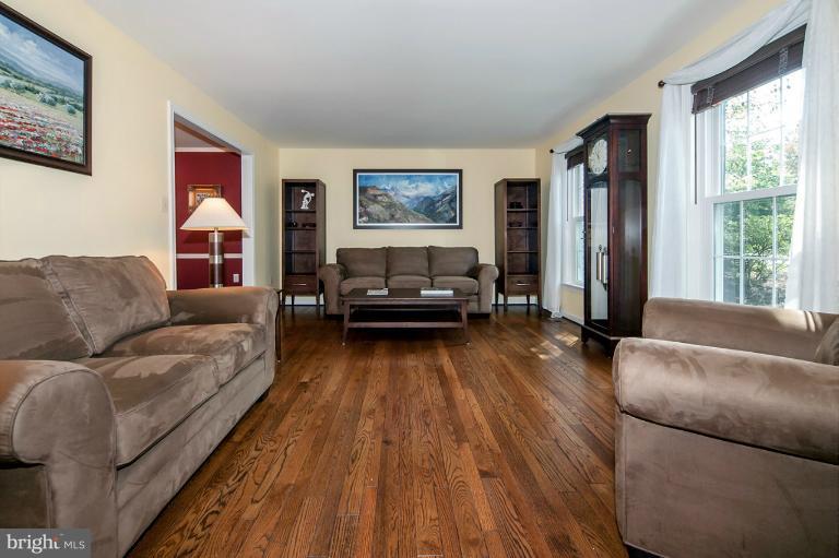 9014 Edgepark Road Vienna, VA 22182 - Photo 22 of 29 Living Room 2