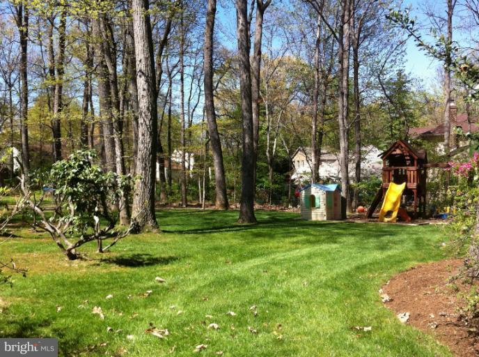 9014 Edgepark Road Vienna, VA 22182 - Photo 8 of 29 Beautiful backyard