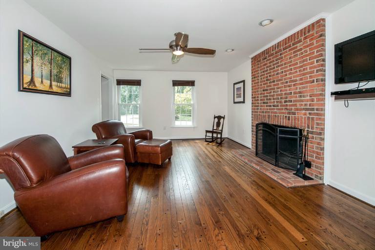 9014 Edgepark Road Vienna, VA 22182 - Photo 9 of 29 Family Room