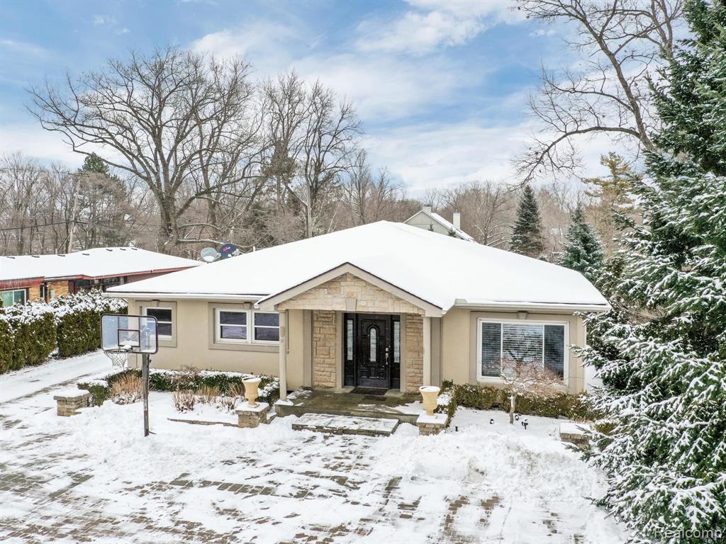 2541 Middlebelt Road West Bloomfield, MI 48324 - Photo 1 of 35