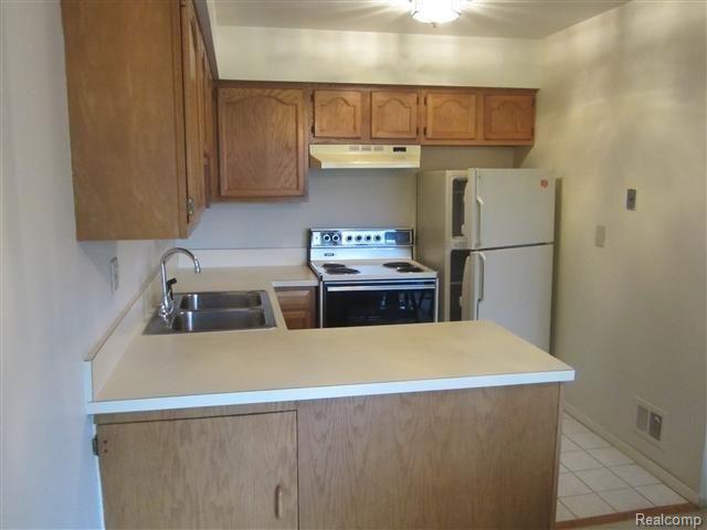 24751 Greenhill Road, Unit 30 Warren, MI 48091 - Photo 8 of 20 011.JPG