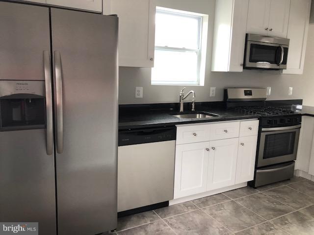 5 Patapsco Road Linthicum, MD 21090 - Photo 3 of 20 a kitchen with granite countertop a refrigerator sink and microwave