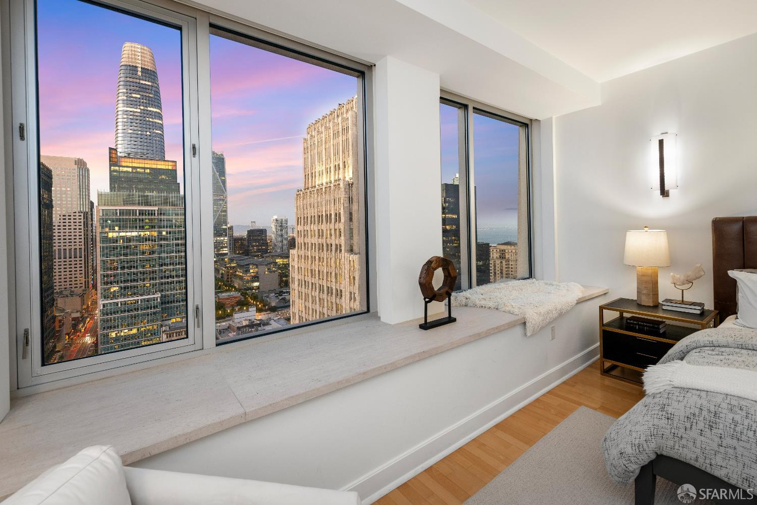 188 Minna, Unit 24A San Francisco, CA 94105 - Photo 27 of 43 a bedroom with furniture and a lamp