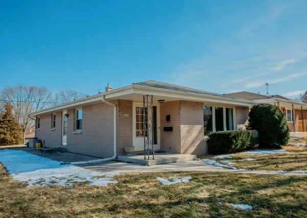 $295,000 | 4200 South McCarty Avenue, St. Francis, WI 53235