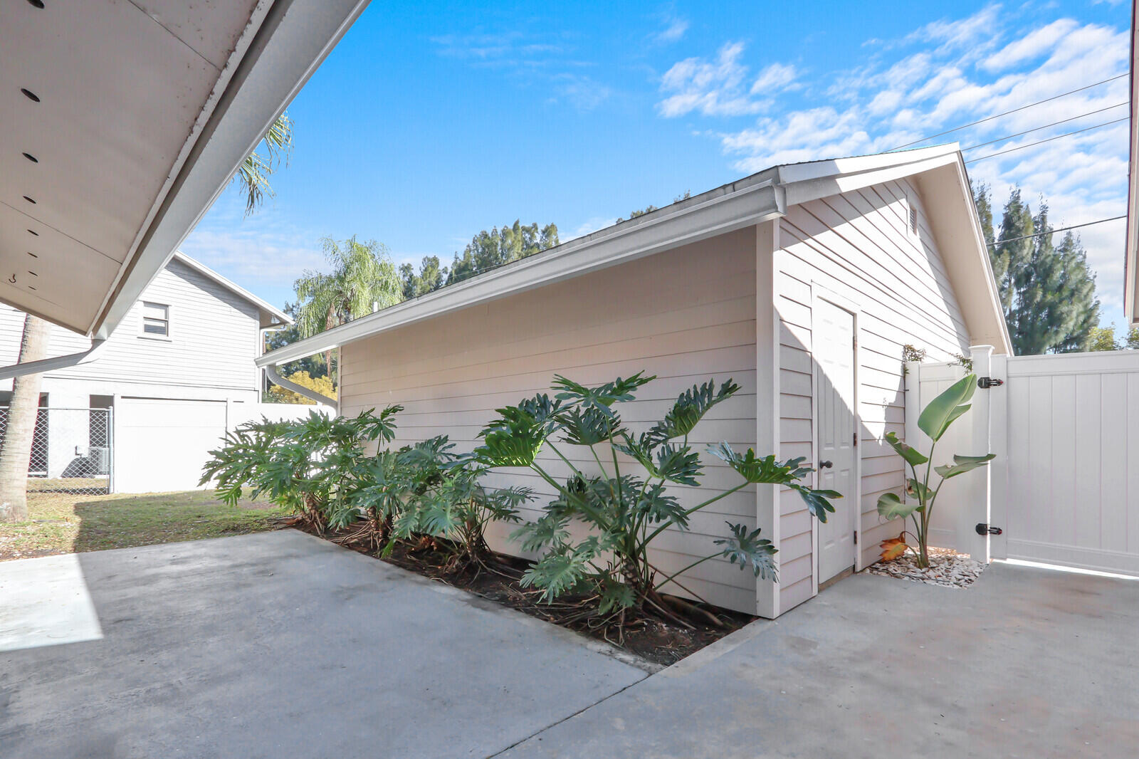 8074 Southeast River Lane Stuart, FL 34997 - Photo 3 of 43 04_Image_4_mls