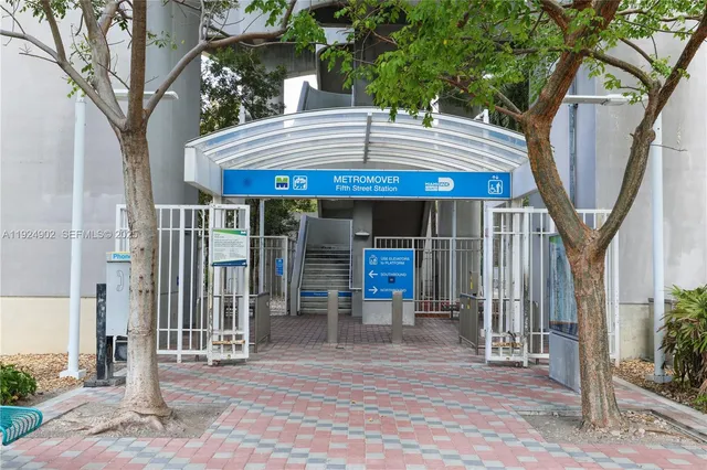 $2,900 | 41 Southeast 5th Street, Unit 906, Miami, FL 33131