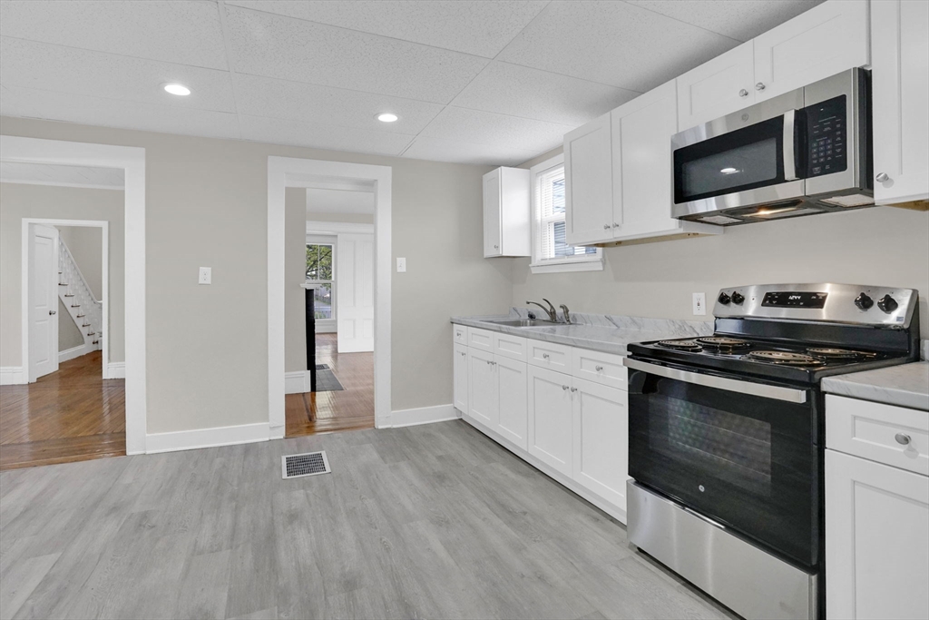 52 Thompson Street Springfield, MA 01109 - Photo 17 of 37 Gallery Image 17
