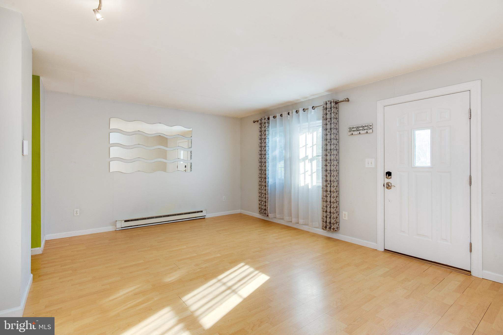 509 Pershing Boulevard Reading, PA 19607 - Photo 7 of 23 Living room