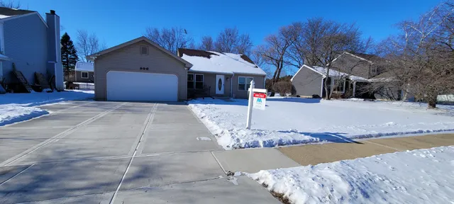 $2,700 | 996 Hawthorne Drive, Crystal Lake, IL 60014