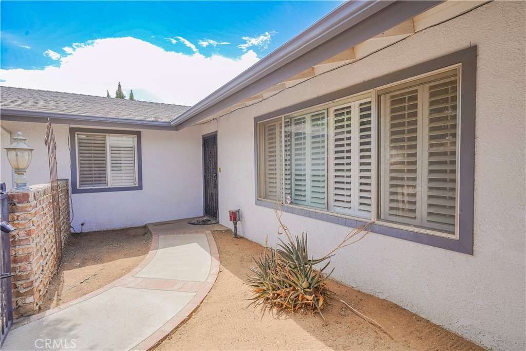 56320 Tamarisk Court Yucca Valley, CA 92284 - Photo 12 of 46 front view of a house with a yard