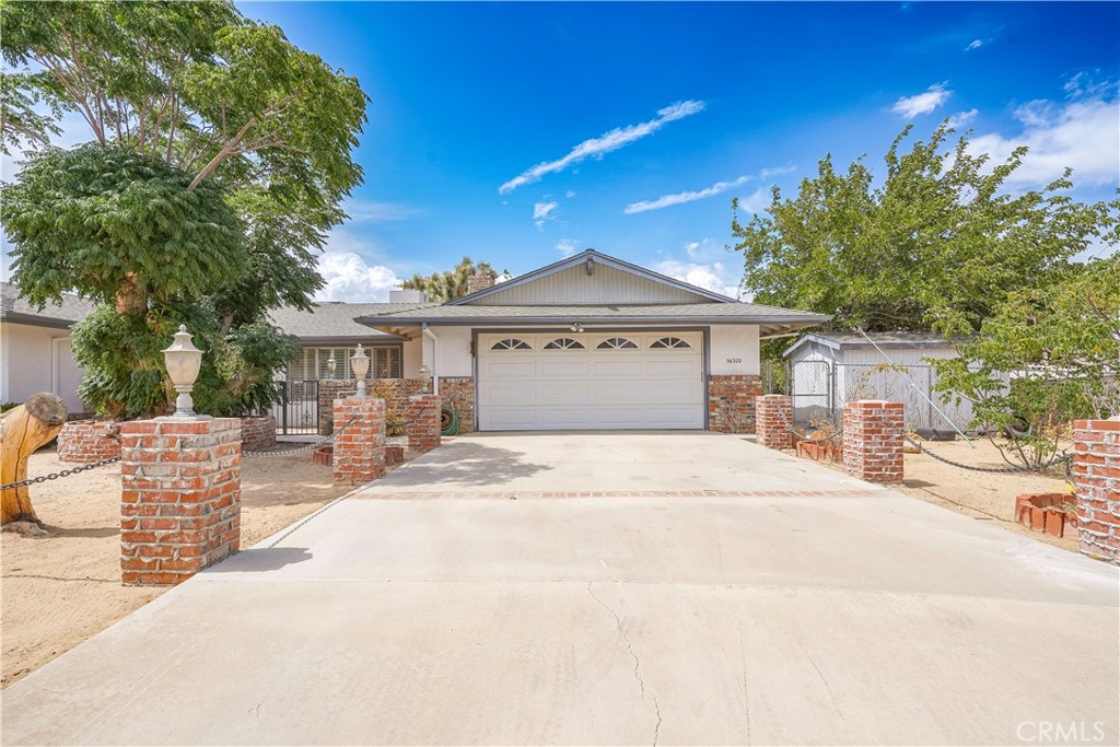 56320 Tamarisk Court Yucca Valley, CA 92284 - Photo 46 of 46 a front view of a house with a garden